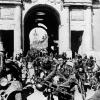 L image montre la propagande nazie wehrmacht allemande troupes a la menenpoort war memorial de ypern dans la belgique occupee prise en juin 1940 photo berliner verlag archive aucun fil serv