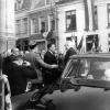 Le 25 septembre 1959 charles de gaulle president de la republique est accueilli devant la mairie par roger drapie maire 